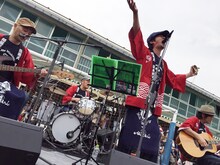 アコースティックライブでの怒髪天。（写真提供：テイチクエンタテインメント）