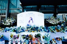 「ZARD Screen Harmony 2015」渋谷公会堂公演の会場入り口に設置された献花台。 （撮影：達川範一）