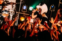 アルカラのライブの様子。（撮影：西槇太一）