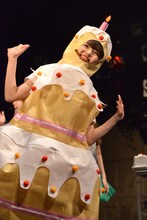 ケーキになりきる清桃花。