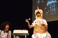 ケーキのコスチュームを身にまとい、清竜人にケーキを食べさせる清桃花。