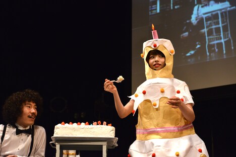 ケーキのコスチュームを身にまとい、清竜人にケーキを食べさせる清桃花。