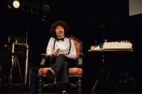 夫人たちからプレゼントをもらい、ご満悦の表情の清竜人。