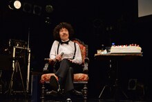 夫人たちからプレゼントをもらい、ご満悦の表情の清竜人。