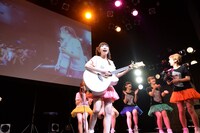 清竜人に“バースデーラブソング”を歌う清可恩。