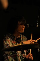 本田尚史（Dr, Cho / アンテナ）（撮影：佐藤早苗［ライトサム］）