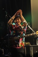 菅ひであき（B, Cho / QOOLAND）（撮影：佐藤早苗［ライトサム］）