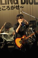 平井拓郎（Vo, G / QOOLAND）（撮影：佐藤早苗［ライトサム］）