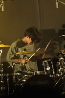 タカギ皓平（Dr / QOOLAND）（撮影：佐藤早苗［ライトサム］）