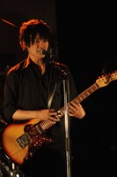 平井拓郎（Vo, G / QOOLAND）（撮影：佐藤早苗［ライトサム］）