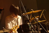 ゆーまお（Dr / ヒトリエ）（撮影：佐藤早苗［ライトサム］）