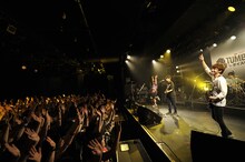 QOOLANDのライブの様子。（撮影：佐藤早苗［ライトサム］）