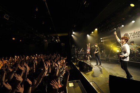 QOOLANDのライブの様子。（撮影：佐藤早苗［ライトサム］）