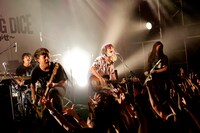 アルカラのライブの様子。（撮影：佐藤早苗［ライトサム］）