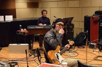 エマーソン北村（Key）と中條卓（Ba）。