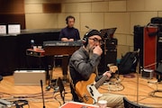エマーソン北村(Key)と中條卓(Ba)。