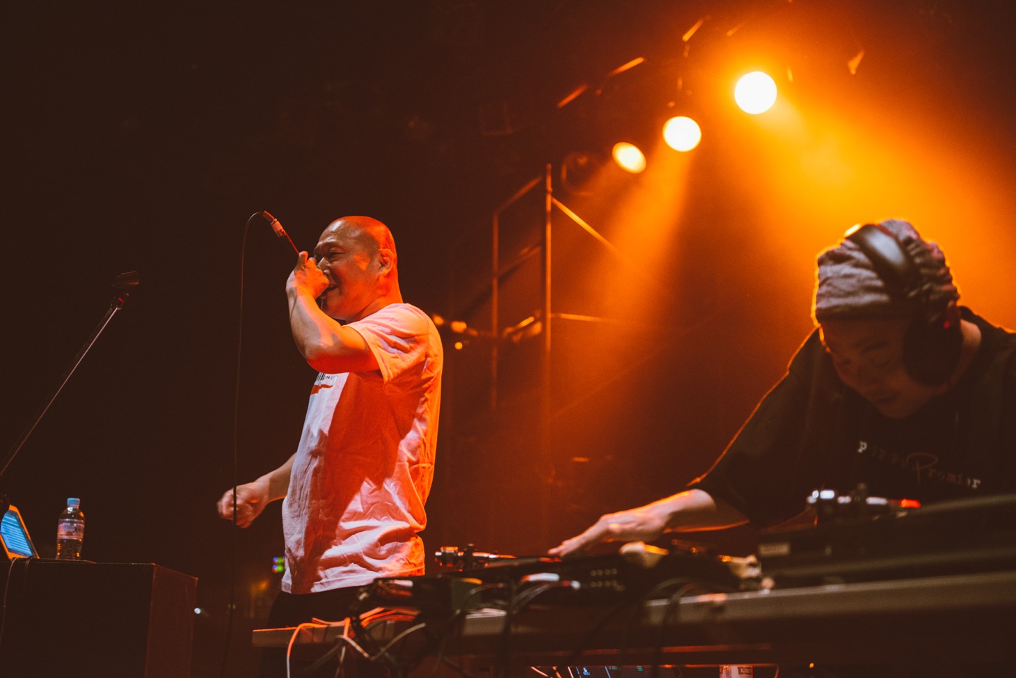 左からECD、ILLICIT TSUBOI。（Photo by cherry chill will）