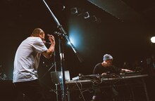 左からECD、ILLICIT TSUBOI。（Photo by cherry chill will）