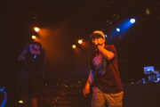 左からZeebra、K DUB SHINE。（Photo by cherry chill will）