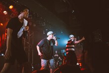 「平成維新」をパフォーマンスするKGDR。左からZeebra、K DUB SHINE、UZI。（Photo by cherry chill will）