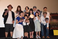 「アイズ」舞台挨拶の様子。