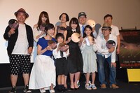 「アイズ」舞台挨拶の様子。