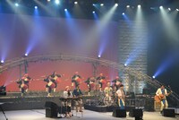 琉球國祭り太鼓を迎えて「帰る場所」を披露するHY。