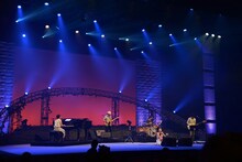 亀田誠治スペシャルバンドを従えて「もらい泣き」からライブを始める一青窈。