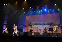 一青窈のライブパフォーマンスの様子。