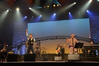 宮沢和史のライブパフォーマンスの様子。