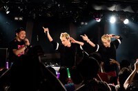 左から植田朝日、RYO（BRIDGET）、YU（BRIDGET）。（撮影：稲垣謙一）