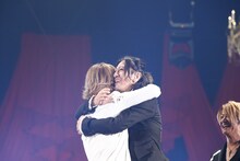 抱擁するYOSHIKI（X JAPAN）とTAKURO（GLAY）。（撮影：岡田裕介）