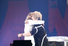 抱擁するYOSHIKI（X JAPAN）とTERU（GLAY）。（撮影：岡田裕介）