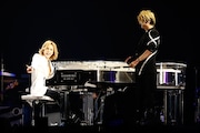 写真左より、YOSHIKI(X JAPAN)とTERU(GLAY)。(撮影:岡田裕介)