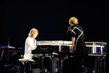 写真左より、「RAIN」を奏でるYOSHIKI（X JAPAN）と熱唱するTERU（GLAY）。（撮影：岡田裕介）