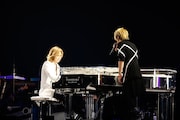 写真左より、「RAIN」を奏でるYOSHIKI(X JAPAN)と熱唱するTERU(GLAY)。(撮影:岡田裕介)