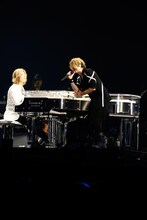 写真左より、「RAIN」を奏でるYOSHIKI（X JAPAN）と熱唱するTERU（GLAY）。（撮影：岡田裕介）