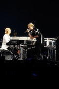 写真左より、「RAIN」を奏でるYOSHIKI(X JAPAN)と熱唱するTERU(GLAY)。(撮影:岡田裕介)