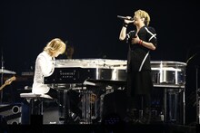 写真左より、「RAIN」を奏でるYOSHIKI（X JAPAN）と熱唱するTERU（GLAY）。（撮影：岡田裕介）