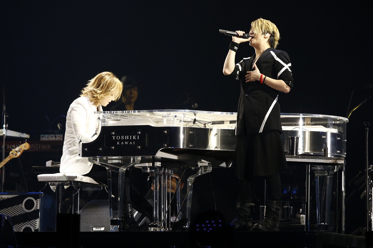 写真左より、「RAIN」を奏でるYOSHIKI（X JAPAN）と熱唱するTERU（GLAY）。（撮影：岡田裕介）