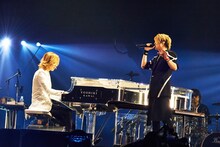 写真左より、「RAIN」を奏でるYOSHIKI（X JAPAN）と熱唱するTERU（GLAY）。（撮影：岡田裕介）
