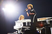 写真左より、「RAIN」を奏でるYOSHIKI（X JAPAN）と熱唱するTERU（GLAY）。（撮影：岡田裕介）