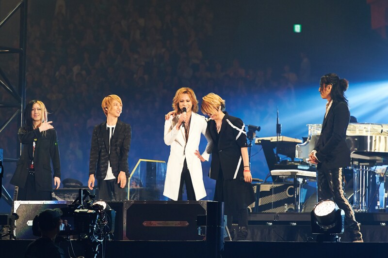 今週の人気画像1位は「YOSHIKI、GLAYメンバーと熱い抱擁！ドームで後輩の20周年を祝福」より、会場に集まったファンに挨拶するGLAYとYOSHIKI。（撮影：岡田裕介）