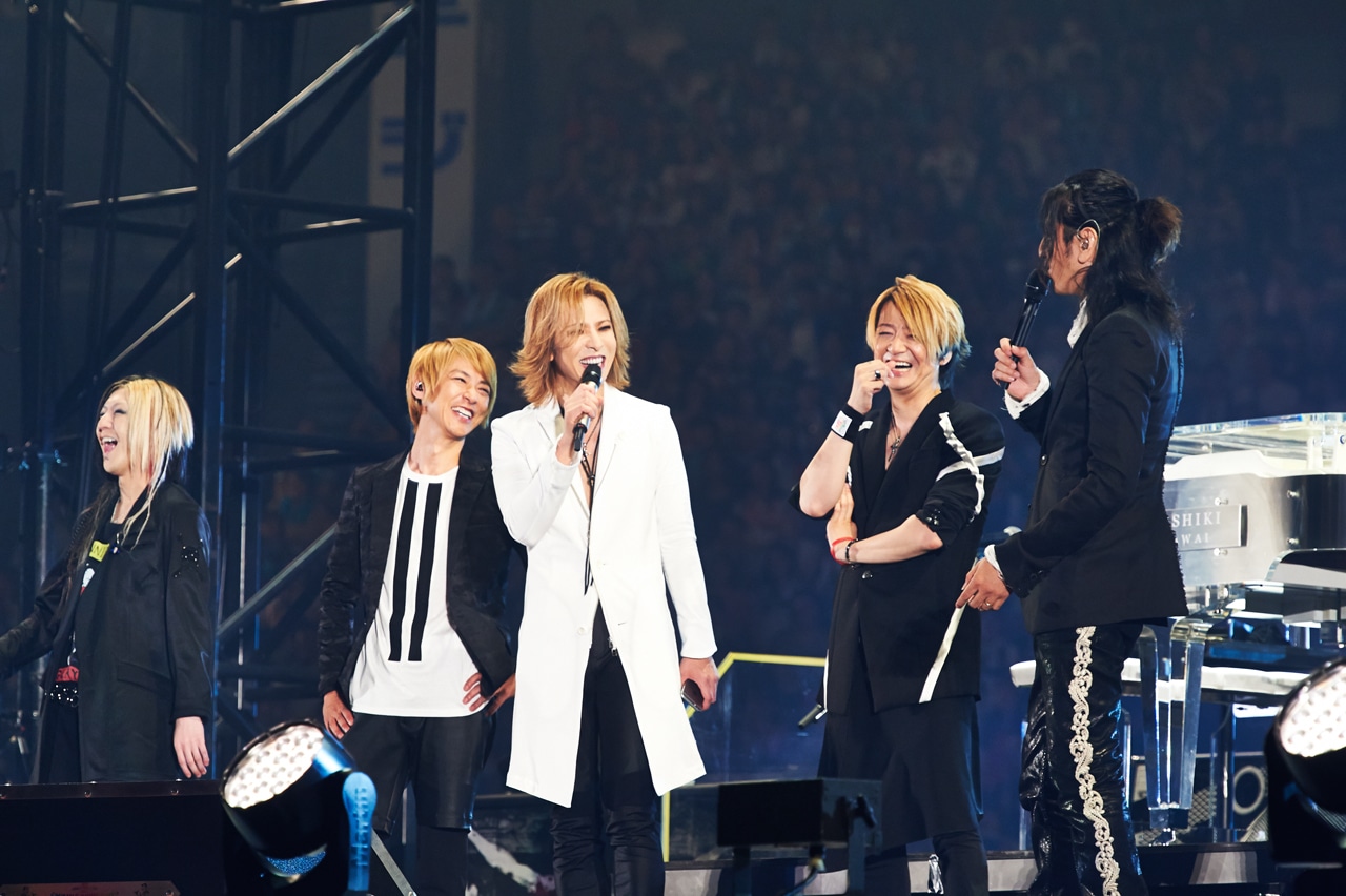 今週の人気画像5位は「YOSHIKI、GLAYメンバーと熱い抱擁！ドームで後輩の20周年を祝福」より、会場に集まったファンに挨拶するGLAYとYOSHIKI。（撮影：岡田裕介）