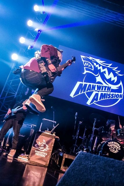 MAN WITH A MISSION「Seven Deadly Sins Tour 2015～七つの対バン～」5月30日公演の様子。（写真提供：ソニー・ミュージックレーベルズ）