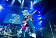 MAN WITH A MISSION「Seven Deadly Sins Tour 2015～七つの対バン～」5月31日公演の様子。（写真提供：ソニー・ミュージックレーベルズ）
