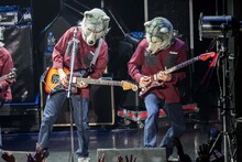MAN WITH A MISSION「Seven Deadly Sins Tour 2015～七つの対バン～」5月31日公演の様子。（写真提供：ソニー・ミュージックレーベルズ）