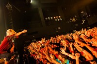 MAN WITH A MISSION「Seven Deadly Sins Tour 2015～七つの対バン～」5月31日公演の様子。（写真提供：ソニー・ミュージックレーベルズ）