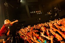 MAN WITH A MISSION「Seven Deadly Sins Tour 2015～七つの対バン～」5月31日公演の様子。（写真提供：ソニー・ミュージックレーベルズ）