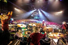 MAN WITH A MISSION「Seven Deadly Sins Tour 2015～七つの対バン～」5月31日公演の様子。（写真提供：ソニー・ミュージックレーベルズ）
